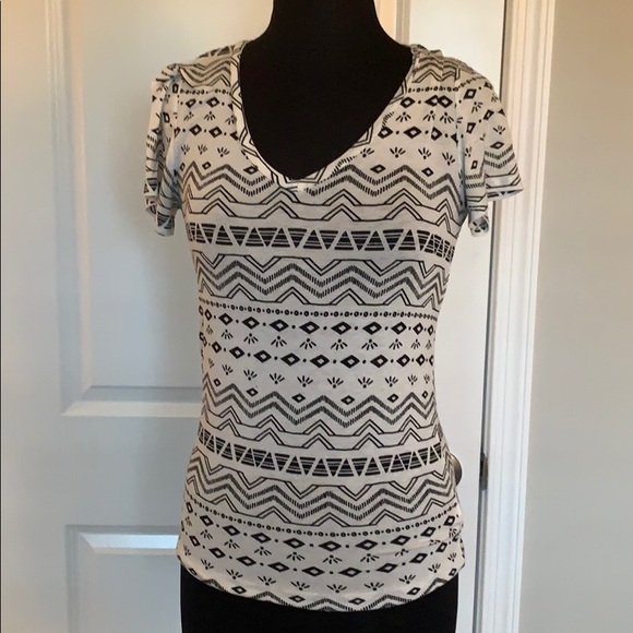 Mudd Tops - Mudd v neck T-shirt